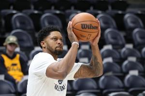 佩在其中的 佩在其中的