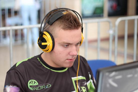 后腰未上提 后腰未上提